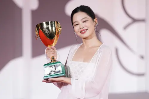 ▲以《如懿傳》、《繁花》為觀眾熟悉的中國女星辛芷蕾(如圖),以新片《日掛中天》榮登本屆威尼斯影后寶座,成為繼鞏俐與葉德嫻之後的華人第3位。而台灣女導演陳芯宜則以VR作品在威尼斯影展的沉浸式單元獲獎,為台爭光。(圖/美聯社/達志影像) ▲以《如懿傳》、《繁花》為觀眾熟悉的中國女星辛芷蕾(如圖),以新片《日掛中天》榮登本屆威尼斯影后寶座,成為繼鞏俐與葉德嫻之後的華人第3位。而台灣女導演陳芯宜則以VR作品在威尼斯影展的沉浸式單元獲獎,為台爭光。(圖/美聯社/達志影像)