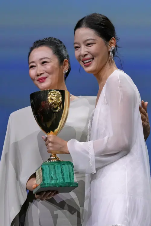 ▲身為本屆威尼斯影展主競賽評審之一的趙濤（左），將最佳女主角獎盃頒給同樣是中國女星的辛芷蕾（右），別具意義。（圖／美聯社／達志影像）