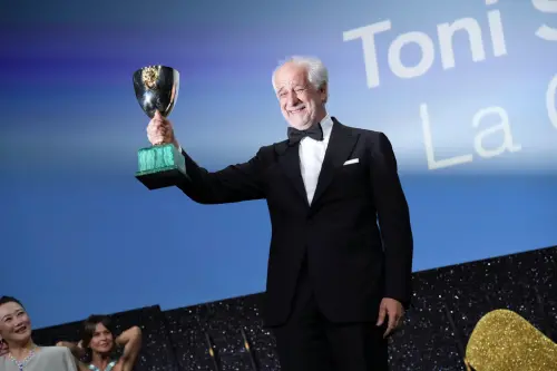 ▲66歲義大利資深男星托尼瑟維洛（如圖），成為本屆威尼斯影展最佳男主角得主，擊退梁朝偉等強敵。（圖／美聯社／達志影像）