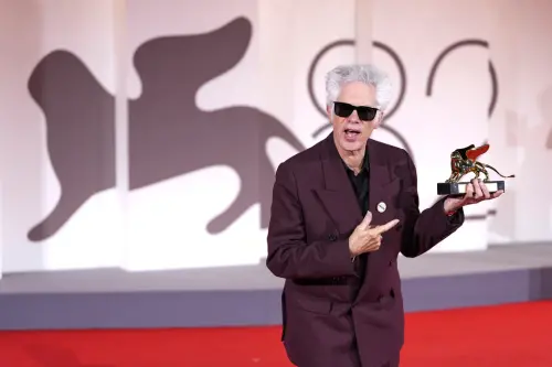 ▲美國名導吉姆賈木許的新片《Father Mother Sister Brother》拿下本屆威尼斯影展最佳影片金獅獎，他開心指著手上的獎座。（圖／美聯社／達志影像）