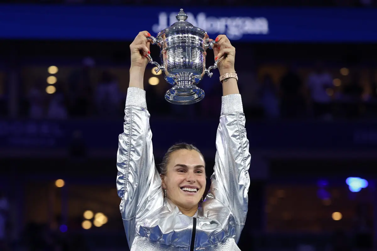 ▲世界球后薩巴倫卡（Aryna Sabalenka）在美網女單決賽以直落二擊敗美國選手安妮西莫娃（Amanda Anisimova），成功衛冕冠軍，成為自「小威」小威廉絲（Serena Williams）後，時隔11年再度完成這項壯舉的女子球員。（圖／路透／達志影像）