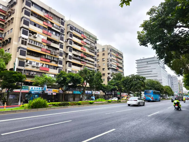 ▲松山民權東公辦都更案今年取得使用執照，不僅令周邊風貌煥然一新，周邊的軍國宅也受惠。（圖／信義房屋提供）