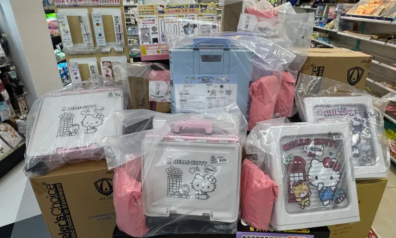 ▲7-11三麗鷗聯名福袋買一送一出清，包括行李箱、行李束帶最低只要250元起。（圖／記者鍾怡婷攝）