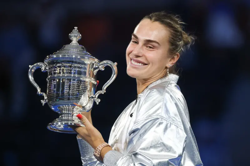 ▲薩巴倫卡（Aryna Sabalenka）在美網女單完成二連霸，高居世界第一，她將奮戰動力獻給已故父親，並感謝母親尤利婭（Yulia）的支持。（圖／路透／達志影像）