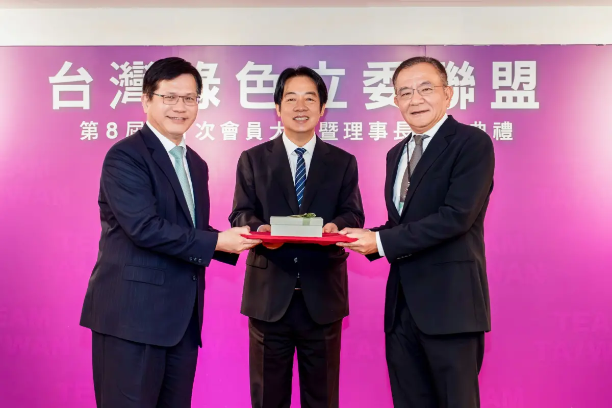 ▲總統賴清德（中）監交台綠盟理事長交接，由林佳龍交棒給高志鵬。（圖／林佳龍臉書）