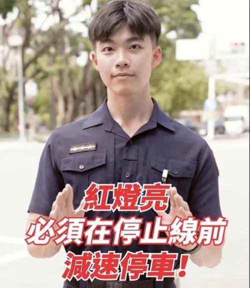 ▲ 高雄市政府新聞局邀請苓雅分局凱旋路派出所員警黃信翔（韓韓)拍攝道安短片，提醒民眾務必遵守交通號誌「不搶黃燈、不闖紅燈」！。（圖／高市府提供）