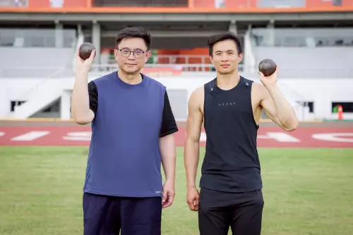 ▲ 賴瑞隆特別邀請現任自由體能訓練師的王昱翔至苓雅運動園區交流。（圖／立委賴瑞隆辦公室提供）
