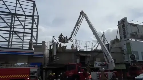 台南永康廣告社火警！一家五口3人逃出、2人受困屋頂獲救
