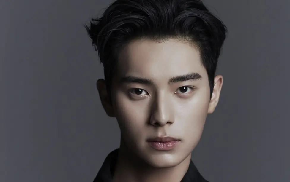 ▲24歲李彩玟（如圖）空降《暴君的廚師》男主角，一開始許多人擔心他和潤娥難以擦出火花，沒想到他不但具有年下男的魅力，一身的肌肉也是圈粉關鍵。（圖／翻攝自IG＠l.c.m____）