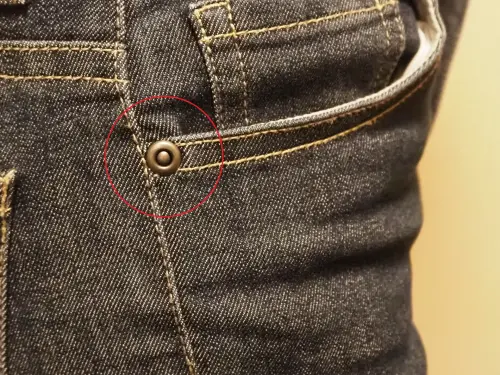 牛仔褲口袋「多1個小扣子」啥用途？不是拿來裝飾　正解長知識了
