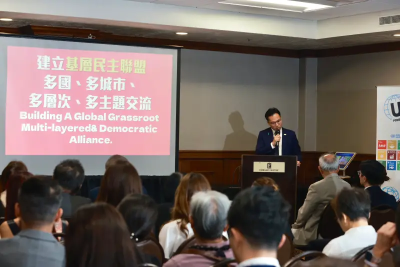 ▲ 高雄市議員林智鴻於美西時間6日，獲邀出席在美國洛杉磯舉辦的世台聯合基金會大會，以台灣在全球舞台的角色與青年世代的力量為題發表演講。（圖／市議員林智鴻辦公室提供）