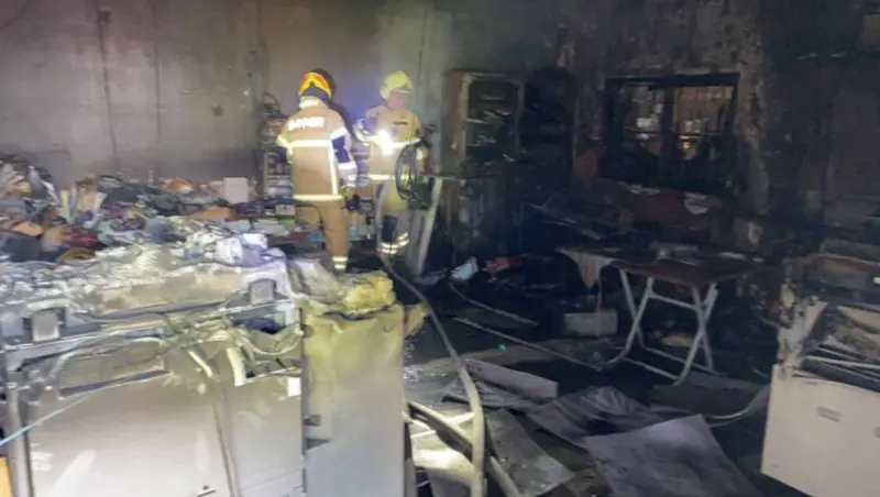 ▲台南市永康區中華路上一間2層樓的廣告社兼住宅今（7）日上午傳出火警，初步研判，起火原因疑似電氣設備異常引發，詳細原因仍待火調人員進一步鑑定。（圖／翻攝畫面）