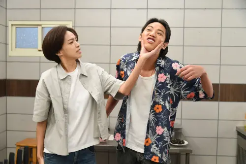 ▲賴郁庭《百味人生》短髮變身蔡睿光　180公分大辣辣演男孩感。（圖／三立提供）