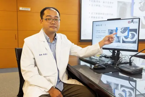 ▲吳晨宇醫師分享不菸不酒仍罹患肺癌的個案，提醒民眾善用篩檢資源。（圖／成大醫院提供）