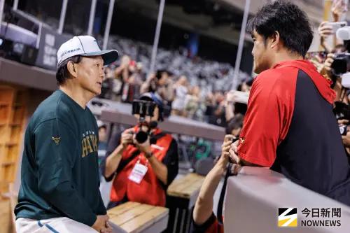 ▲林智勝引退賽最後一天賽前，練習完跑去跟時任La New熊跟Lamigo桃猿的總教練洪一中打招呼致意。（圖／記者葉政勳攝 ,2025.09.07）