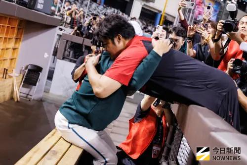 快訊／林智勝、洪一中相互擁抱！洪總勉勵大師兄：你也辛苦20年了
