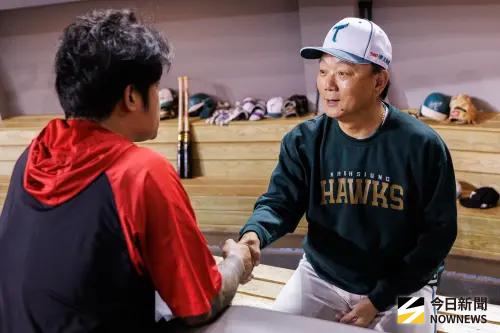 ▲林智勝引退賽最後一天賽前，練習完跑去跟時任La New熊跟Lamigo桃猿的總教練洪一中握手致意。（圖／記者葉政勳攝 ,2025.09.07）