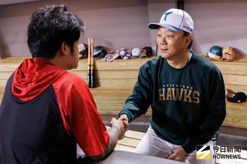 ▲林智勝引退賽最後一天賽前，練習完跑去跟時任La New熊跟Lamigo桃猿的總教練洪一中握手致意，兩人還上演世紀擁抱。（圖／記者葉政勳攝 ,2025.09.07）