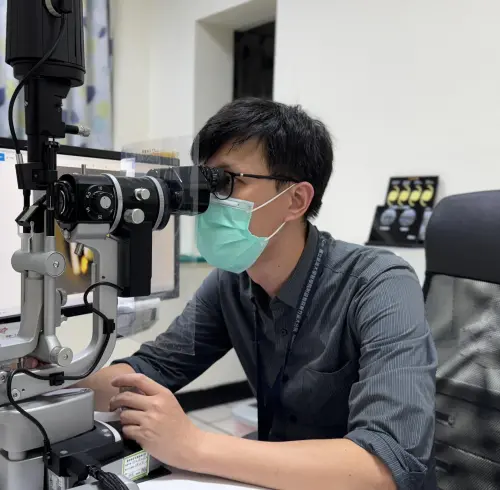 夜間開車視線模糊！驚見「核硬化性白內障」　醫：5習慣延緩病程
