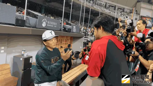 ▲林智勝引退賽最後一天賽前，練習完跑去跟時任La New熊跟Lamigo桃猿的總教練洪一中打招呼並互相擁抱致意。（圖／記者陳云茹攝 ,2025.09.07）