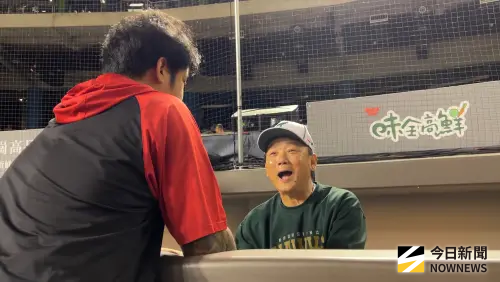 ▲林智勝引退賽最後一天賽前，練習完跑去跟時任La New熊跟Lamigo桃猿的總教練洪一中打招呼並互相擁抱致意。（圖／記者陳云茹攝 ,2025.09.07）