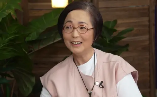 ▲苑瓊丹後來與身價數億的「玻璃大王」結婚，目前已經是貴婦。（圖／YouTube@MariaChung888）