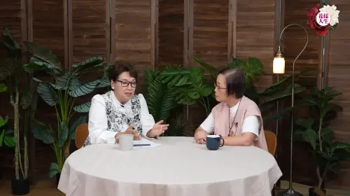 ▲苑瓊丹（右）百間餐廳因疫情倒光！石榴姐談生意經：原地踏步不如向前衝。（圖／YouTube@MariaChung888）