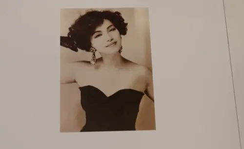 ▲蔡琴小露香肩的照片曝光，讓許多粉絲被美翻。（圖／翻攝自蔡琴微博）