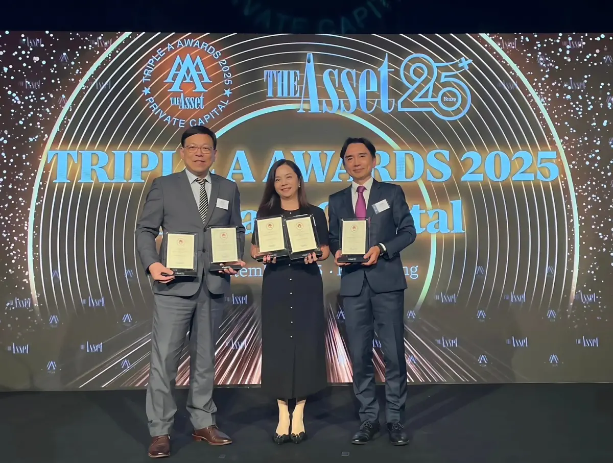 ▲中國信託銀行今年囊括國際指標性財經媒體《The Asset》（財資）雜誌主辦的「The Asset Triple A Private Capital Awards 2025」6項大獎，由中國信託銀行香港分行資本市場部部長陳家裕副總經理（左）、香港分行金融商品行銷部部長麥芷珊副總經理（中）、境外私人銀行事業處處長陳怡達資深副總經理（右）代表受獎。（圖／主辦單位提供）
