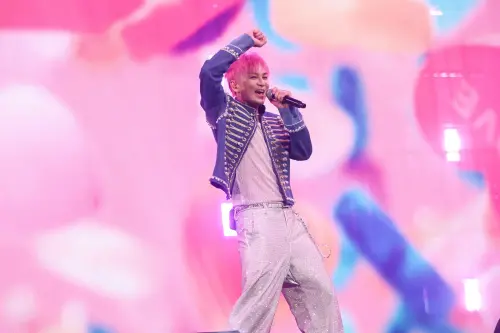 ▲男團Energy成員書偉（如圖）在演唱會上嘗試全新粉色頭髮，可愛氛圍讓現場出現粉紅泡泡氛圍。（圖／相信音樂提供）