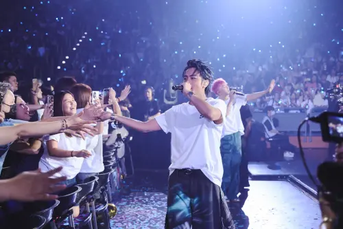 ▲男團Energy高雄巨蛋開唱，全團走下觀眾席，和粉絲自拍、擊掌，零距離互動。（圖／相信音樂提供）