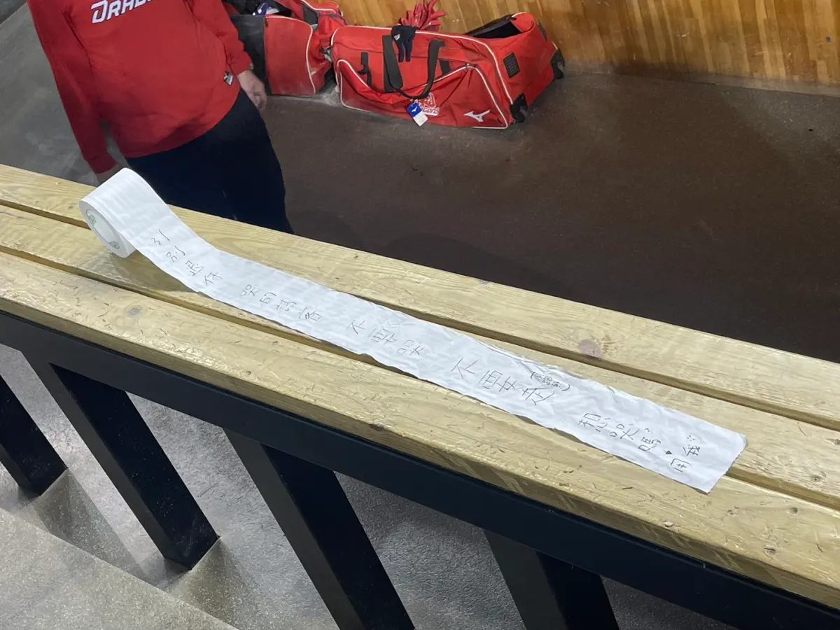 ▲味全龍賽前休息室的一捲滾筒衛生紙卻意外成為焦點，上頭寫下「31別退休、不要哭、不要走」等暖心留言，語氣間流露出滿滿不捨，林智勝後來透露，這其實是吉祥物「芮美」的暖心之舉。（圖／記者林子翔攝）