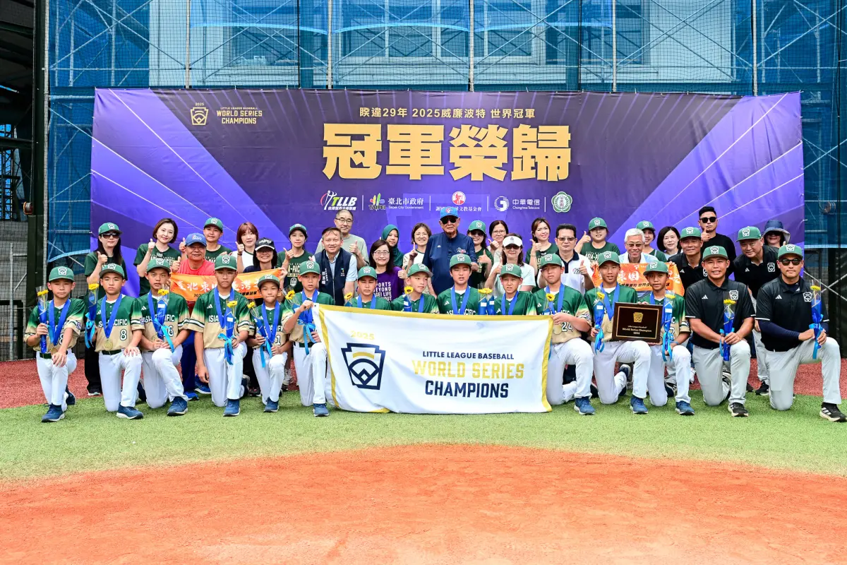 ▲冠軍遊行前全體大合影。（圖／台灣世界少棒聯盟提供)