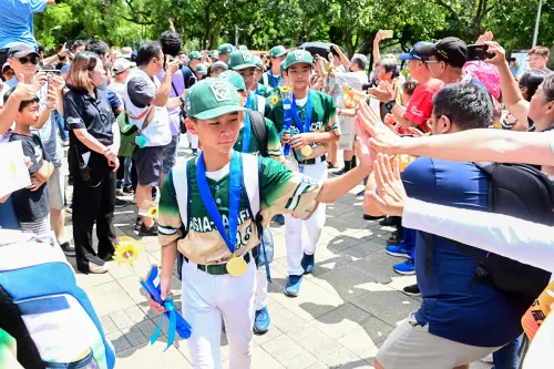 ▲青年公園出發前接受民眾歡呼。（圖／台灣世界少棒聯盟提供）