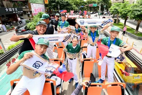 ▲站在雙層巴士繞行台北市區熱鬧地區。（圖／台灣世界少棒聯盟提供）