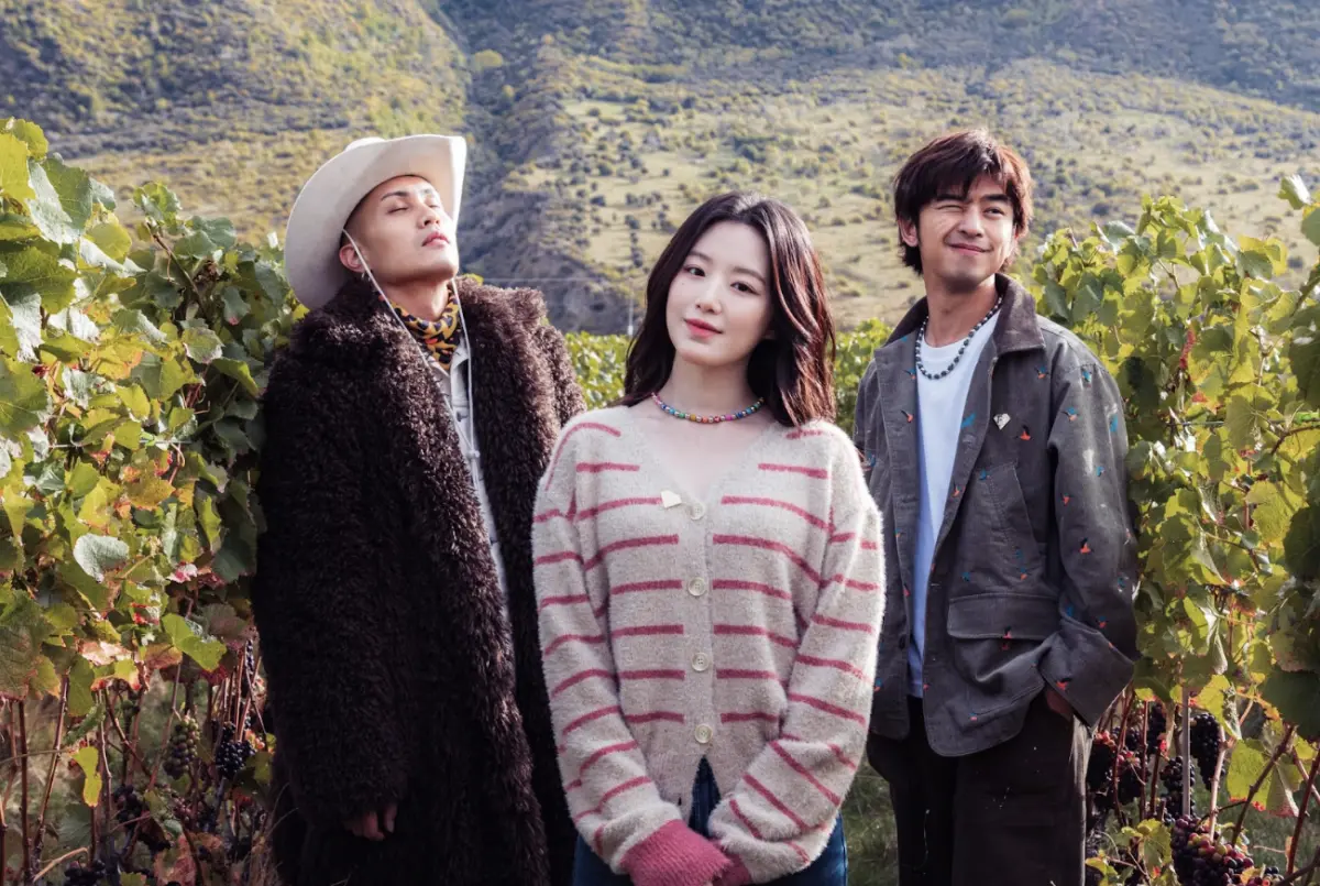 ▲舒華（中）和陳柏霖（右）、黃宣（左）在紐西蘭錄製《出去一下》，默契變得更好，她不但在賭桌上有如賭神附身、幫他們贏回金幣，還搞笑自封藝術品，被陳柏霖笑虧有「骨灰級美貌」。（圖／出去一下提供）