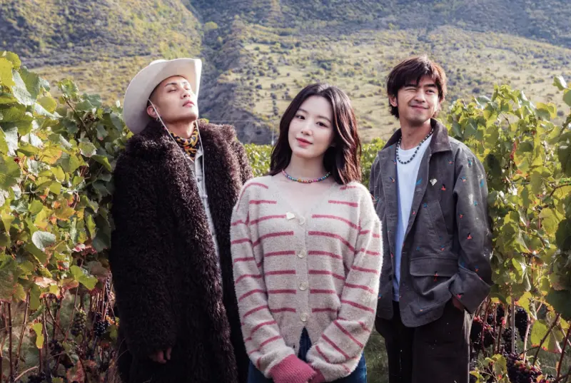 ▲舒華（中）和陳柏霖（右）、黃宣（左）在紐西蘭錄製《出去一下》，默契變得更好，她不但在賭桌上有如賭神附身、幫他們贏回金幣，還搞笑自封藝術品，被陳柏霖笑虧有「骨灰級美貌」。（圖／出去一下提供）