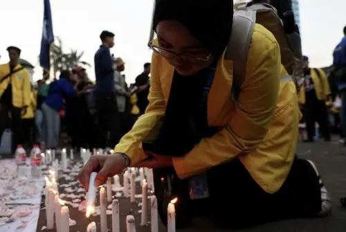 印尼學生「野餐抗議」創意登場！國會急撤加薪與津貼仍難擋怒火
