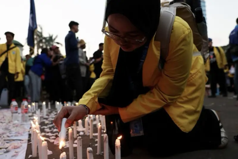 ▲印尼學生在萬隆國會大廈外以「野餐集會」和平抗議，呼籲政府落實改革訴求。（圖／路透社／達志影像）