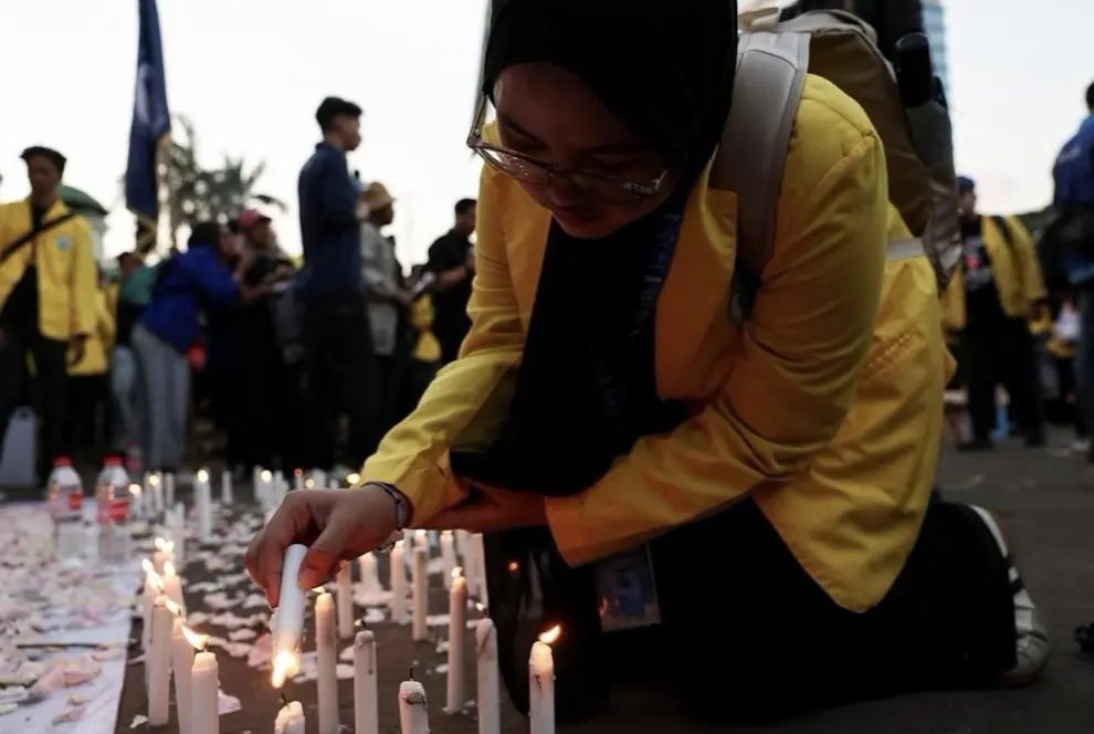 ▲印尼學生在萬隆國會大廈外以「野餐集會」和平抗議，呼籲政府落實改革訴求。（圖／路透社／達志影像）