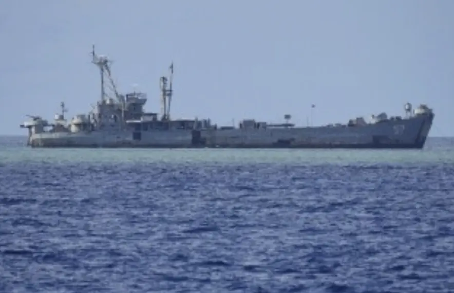 ▲菲律賓軍方完成仁愛礁補給行動，將物資與軍人送上擱淺的「馬德雷山號」（圖／美聯社／達志影像）