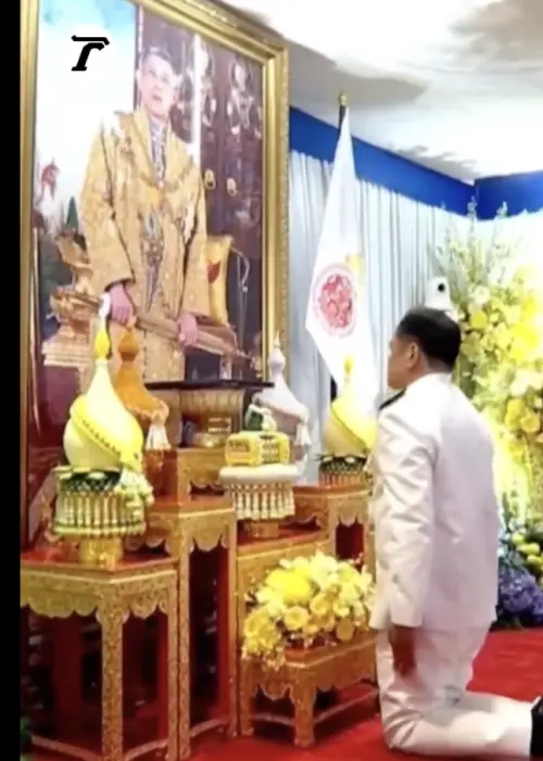 ▲泰國新總理阿努廷在泰王御像前行跪拜禮「叩謝聖恩」。（圖／翻攝自X）