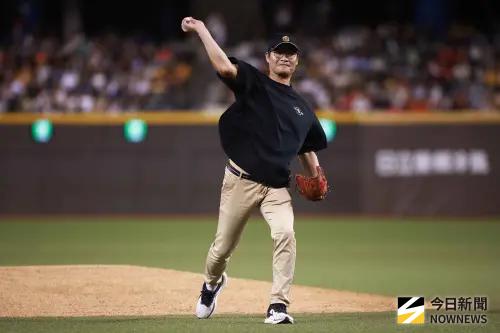 ▲林智勝哥哥林祖懷受邀擔任林智勝引退賽最終戰賽前開球嘉賓。（圖／記者葉政勳攝,2025.09.07）