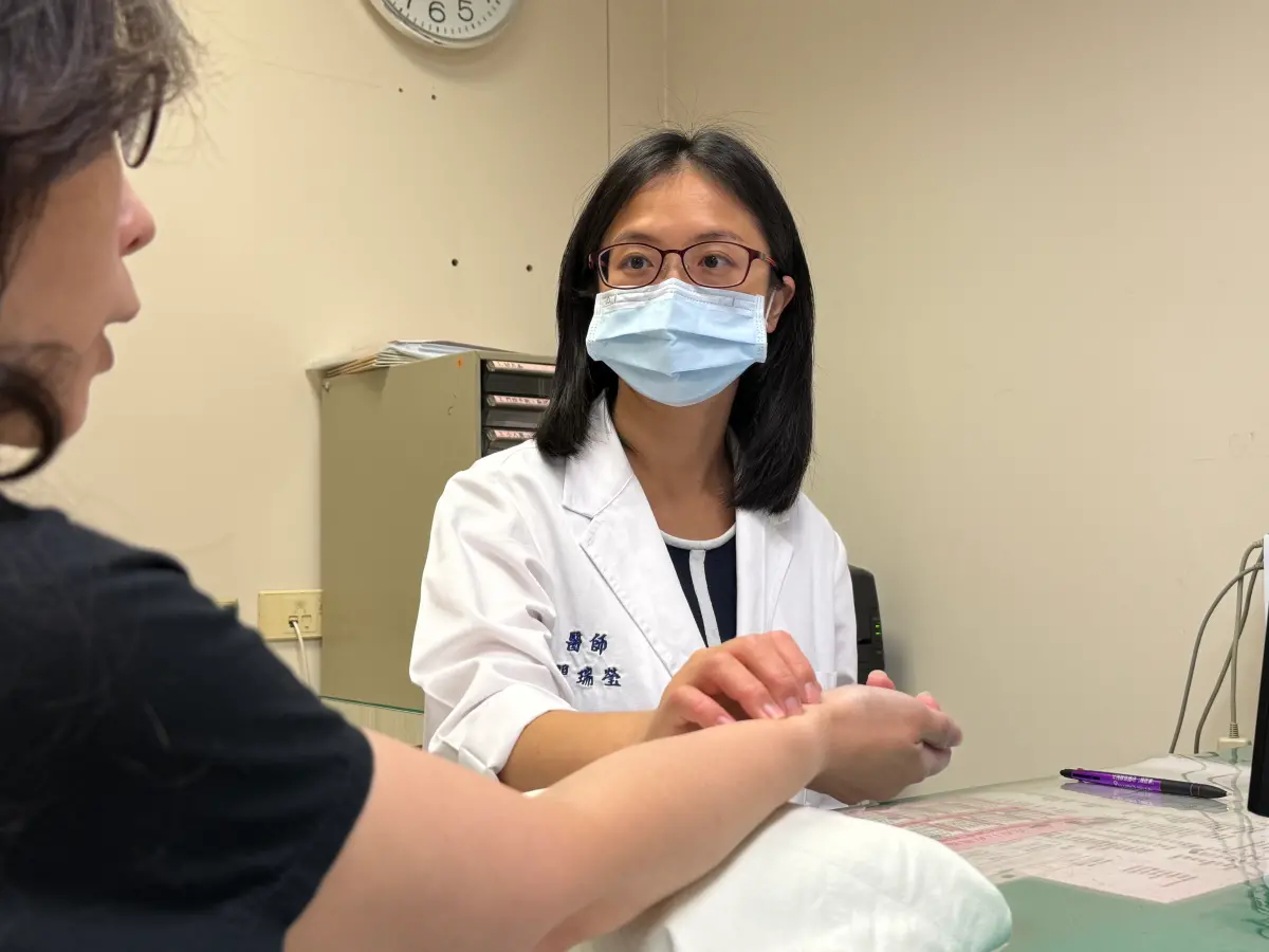 ▲馬偕醫院中醫婦科主任瞿瑞瑩醫師為患者把脈。（圖／馬偕醫院）