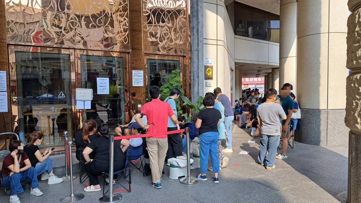 ▲鮪魚家族飯店屏東館舉辦閉館出清大拍賣，首日現場排滿了大量搶購民眾。（圖／鮪魚家族飯店屏東館）