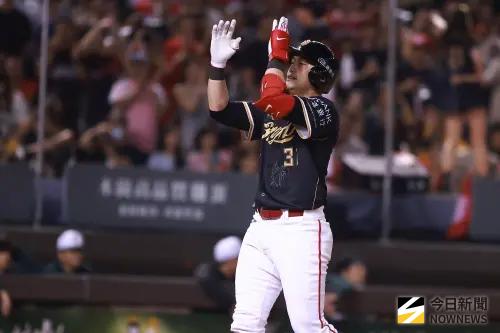 ▲味全龍劉基鴻在林智勝引退打第7棒，前面2個打席都敲出全壘打。（圖／記者葉政勳攝,2025.09.07）