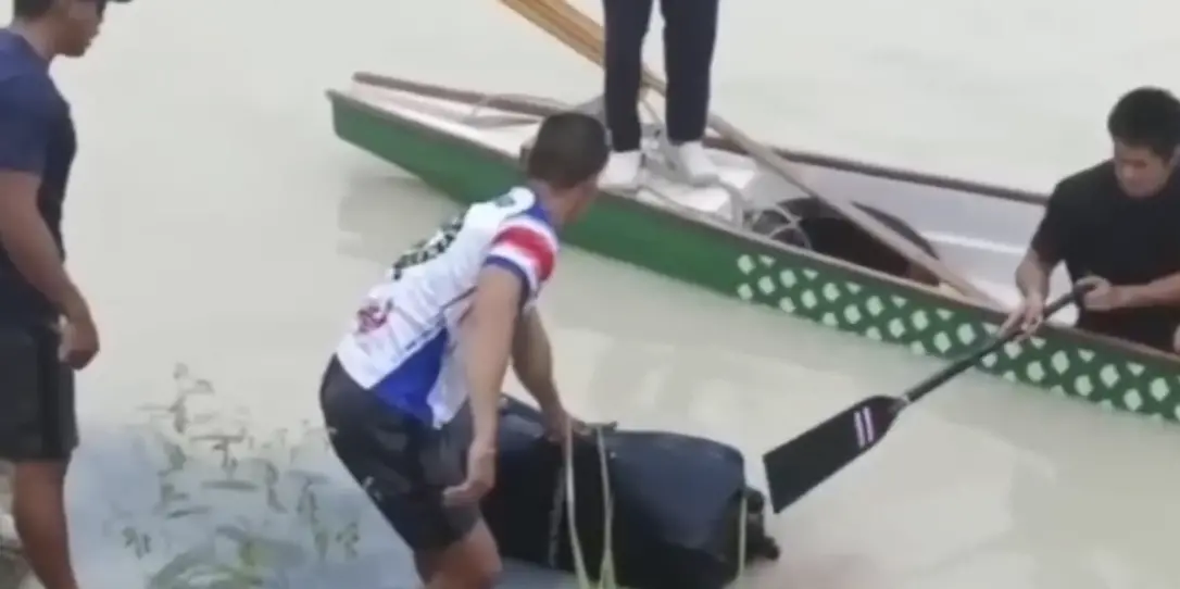 ▲泰國警方在春武里府一個水庫發現一個行李箱，裡頭藏有一具半身裸露的女屍。（圖／翻攝自新京報）