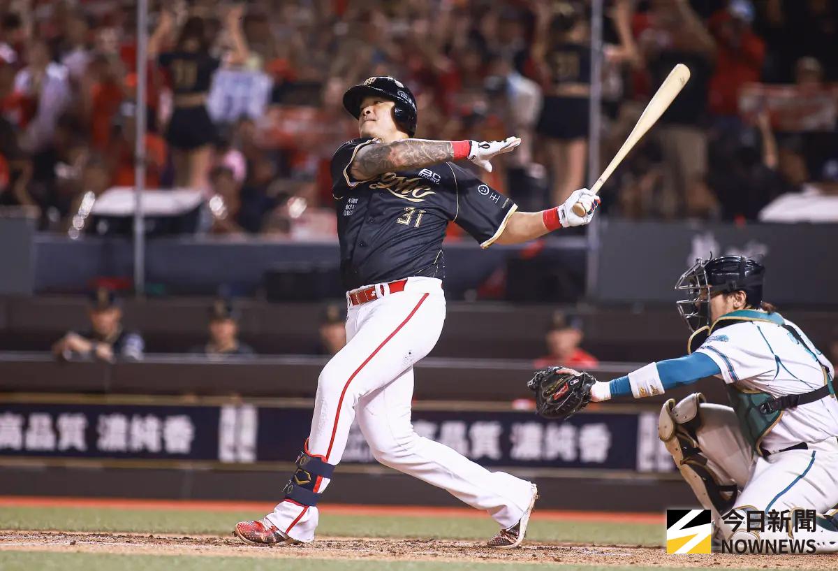 ▲味全龍傳奇林智勝在引退戰敲出第305轟，成為中職首位告別戰開轟的打者，留下「大師兄障礙」，球迷感嘆這項紀錄恐成後輩難以超越的天花板。（圖／記者葉政勳攝 ,2025.09.07）