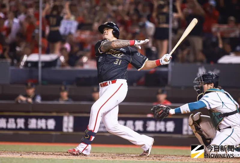 ▲味全龍傳奇林智勝在引退戰敲出第305轟，成為中職首位告別戰開轟的打者，留下「大師兄障礙」，球迷感嘆這項紀錄恐成後輩難以超越的天花板。（圖／記者葉政勳攝 ,2025.09.07）