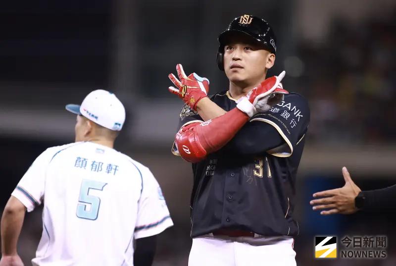 ▲味全龍外野手朱育賢原本想購買手套回饋基層，恕不知對方是詐騙集團，經過查證後，朱育賢馬上結束聯繫，並呼籲大眾要小心詐騙。（圖／記者葉政勳攝 ,2025.09.07）